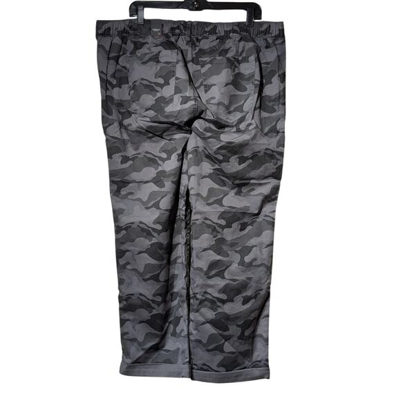 Torrid NWT Weekend Mid-Rise Straight Stretch Twill Camo Cadet Grey 2R (2X) - Picture 2 of 11